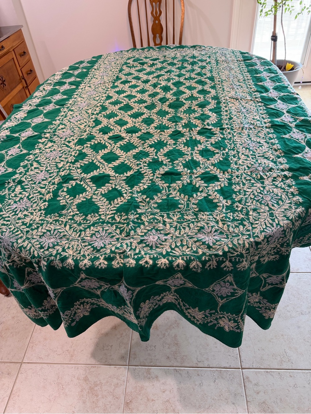 Embroidered Green Tablecloth with Ivory Floral Motif w/ 12 Matching Napkins NWOT